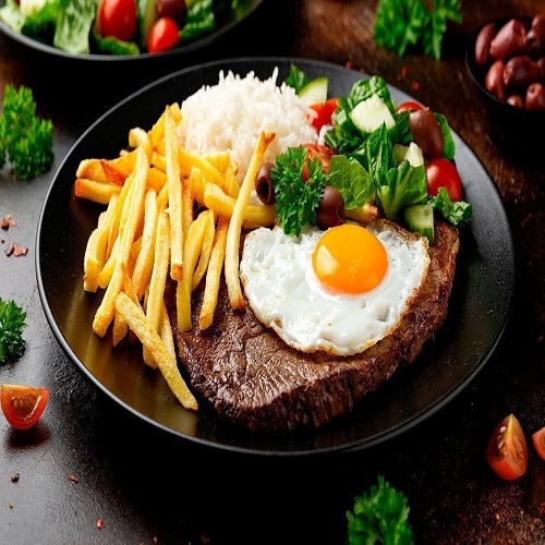 Imagem de um bife a cavalo (bife e ovo), batatas fritas, arroz e salada.