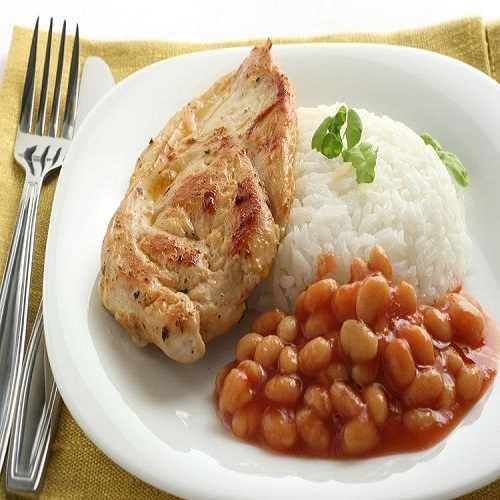 Imagem de um prato com frango grelhado com arroz e feijão.